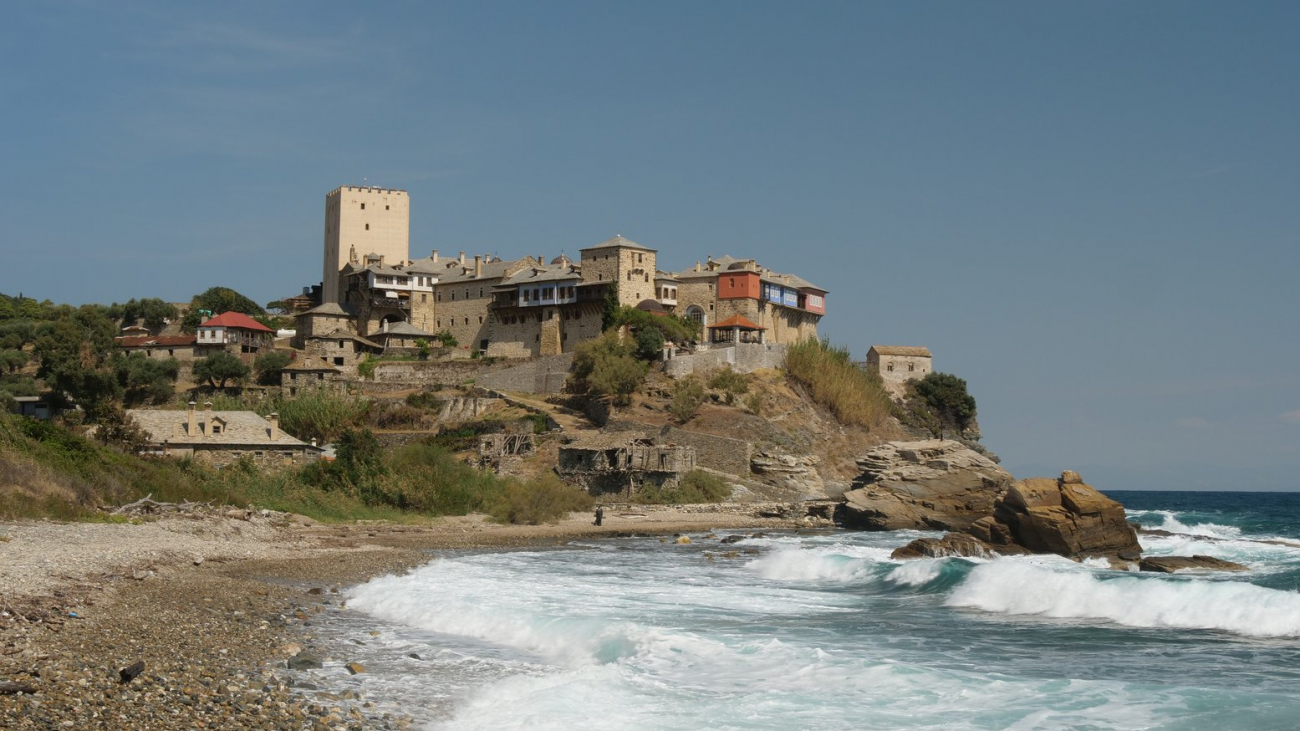 Η Μονή πάνω στην προεξοχή του βράχου, στέκει αγέρωχη εδώ και αιώνες.