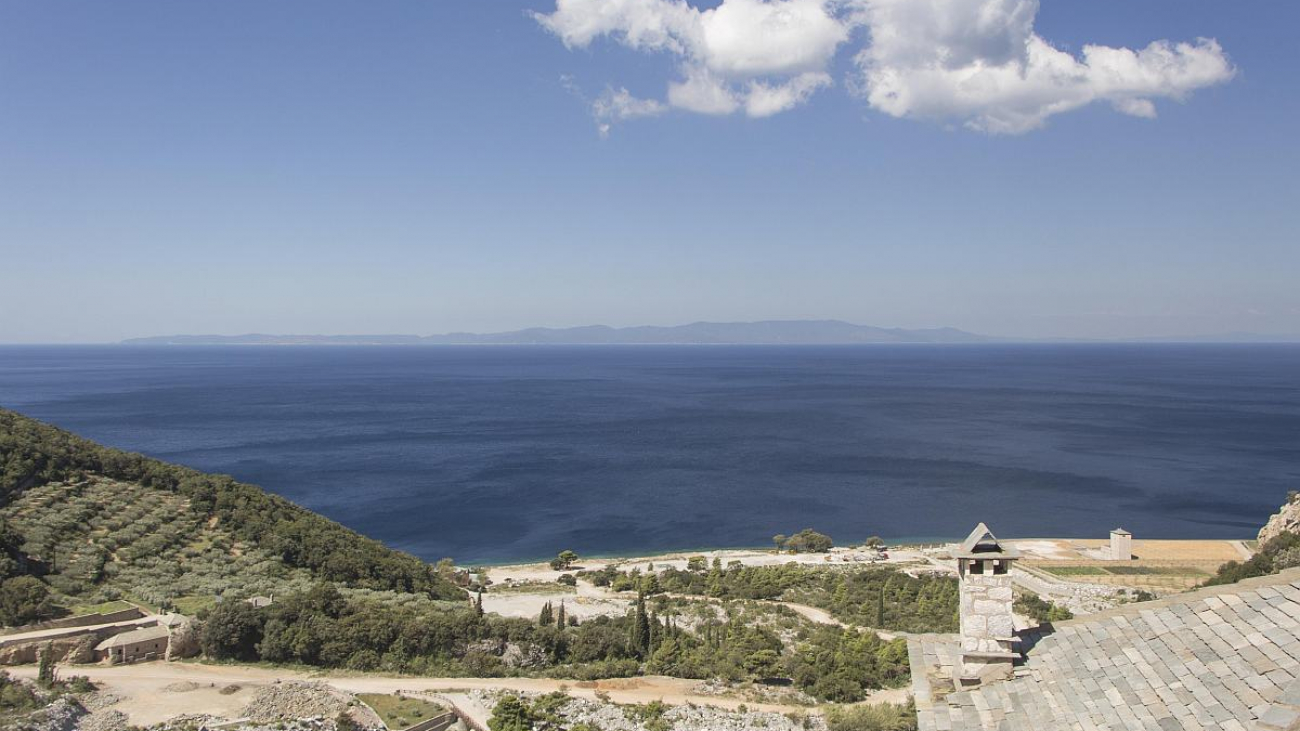 Θέα προς τη θάλασσα. Διακρίνεται η Σιθωνία.