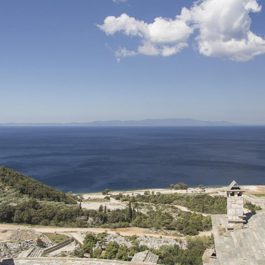 Θέα προς τη θάλασσα. Διακρίνεται η Σιθωνία.