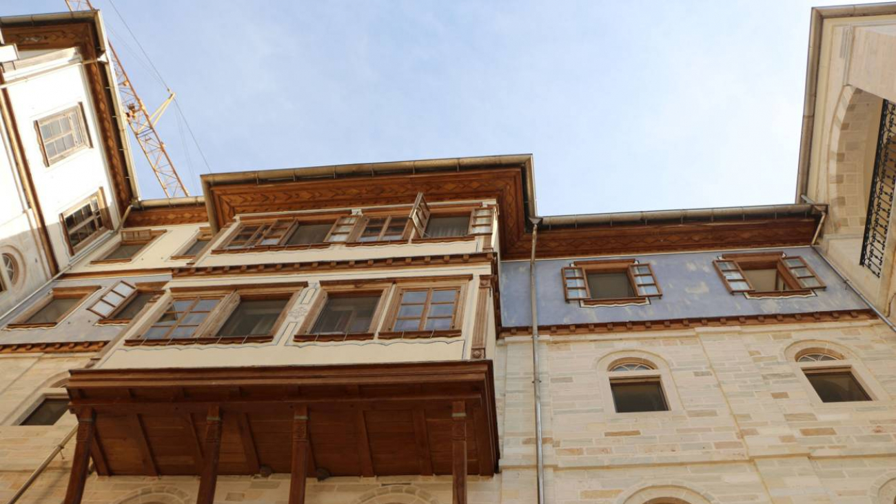 The 'σαχνισιά' (enclosed balcony with windows) of the Abbot.