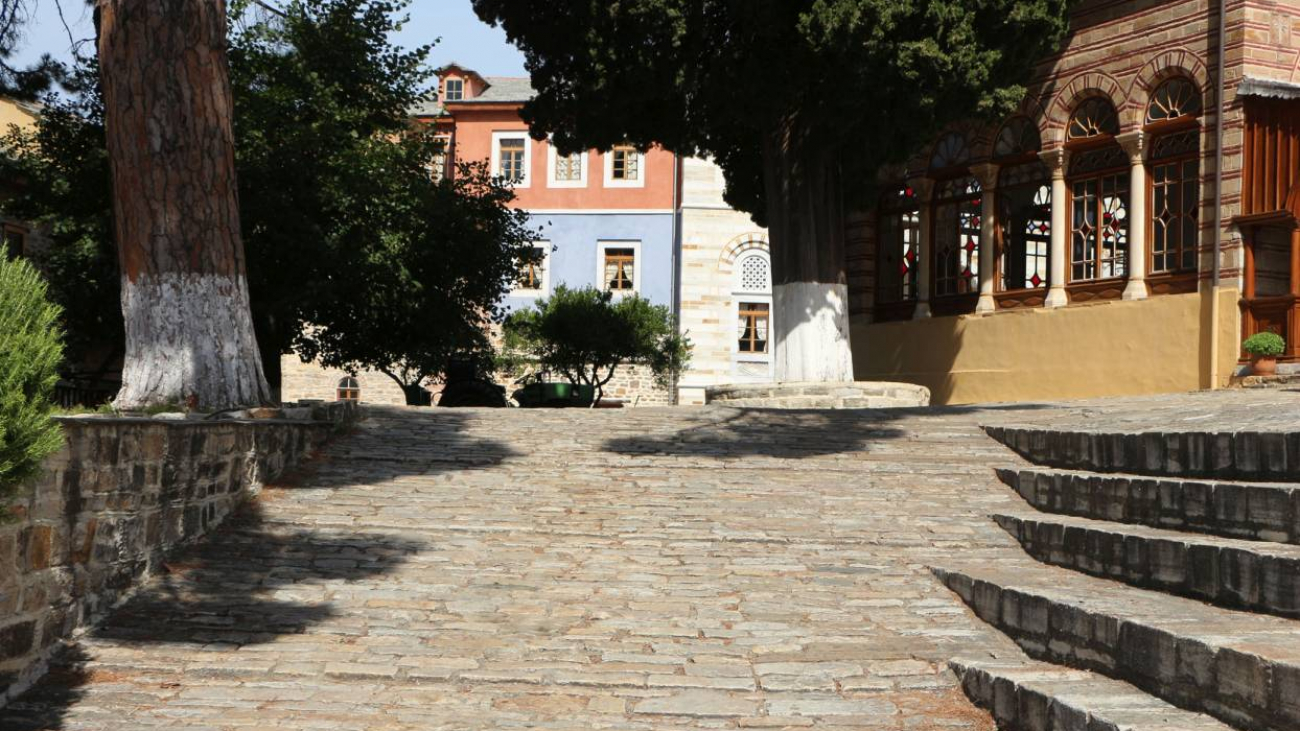 An inclined path which leads from the side entrance to the level of the new cathedral.