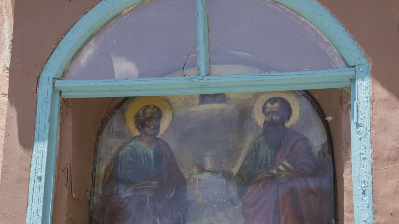 Η εικόνα των προστατών της Μονής, Πέτρου και Παύλου, στην είσοδο.
