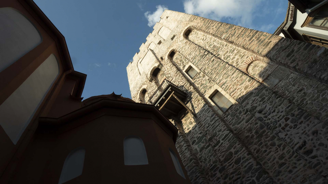 Ο πύργος από τον εσωτερικό περίβολο της Μονής.