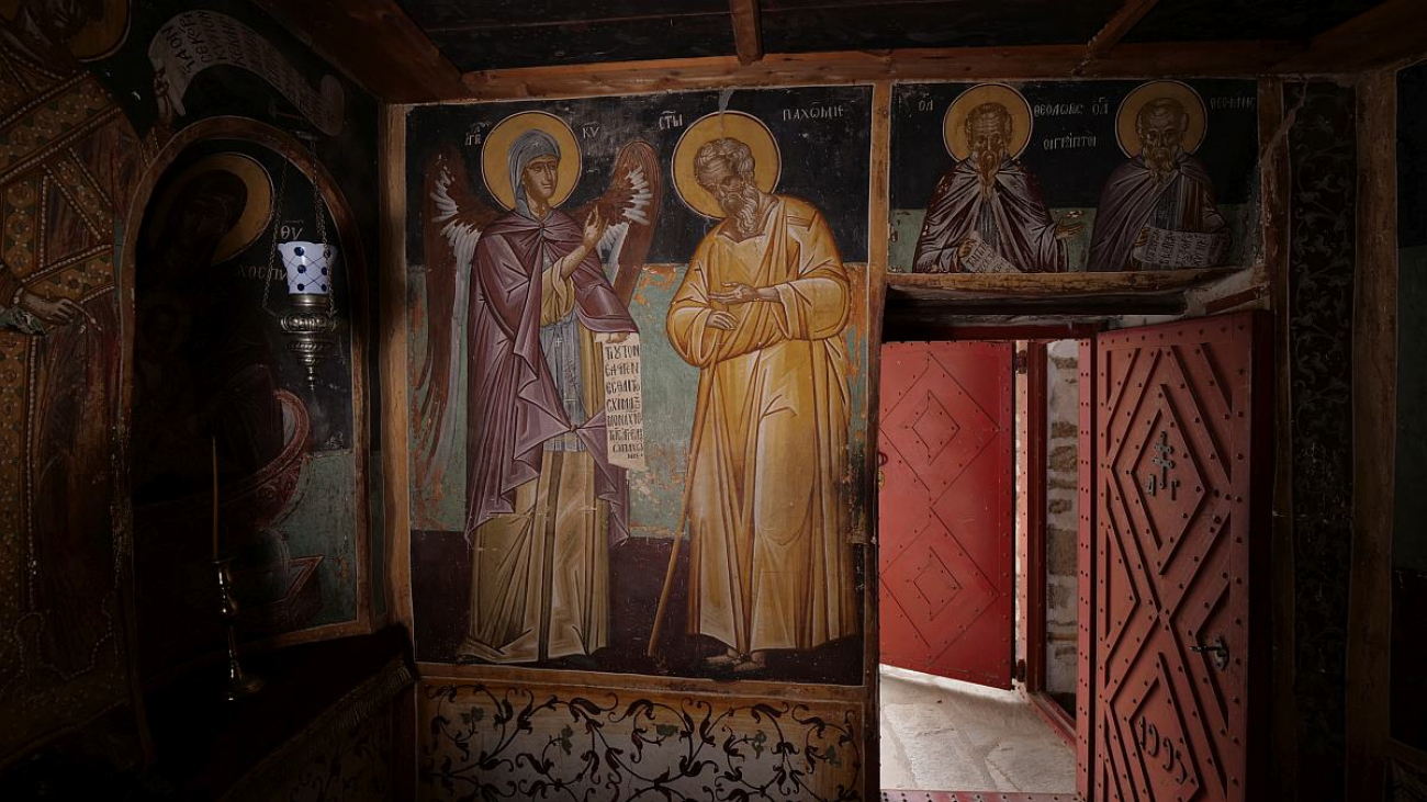 Άγγελος Κυρίου συνομιλεί με τον όσιο Παχώμιο. Τοιχογραφία εντός του παρεκκλησίου Αγίου Γεωργίου.