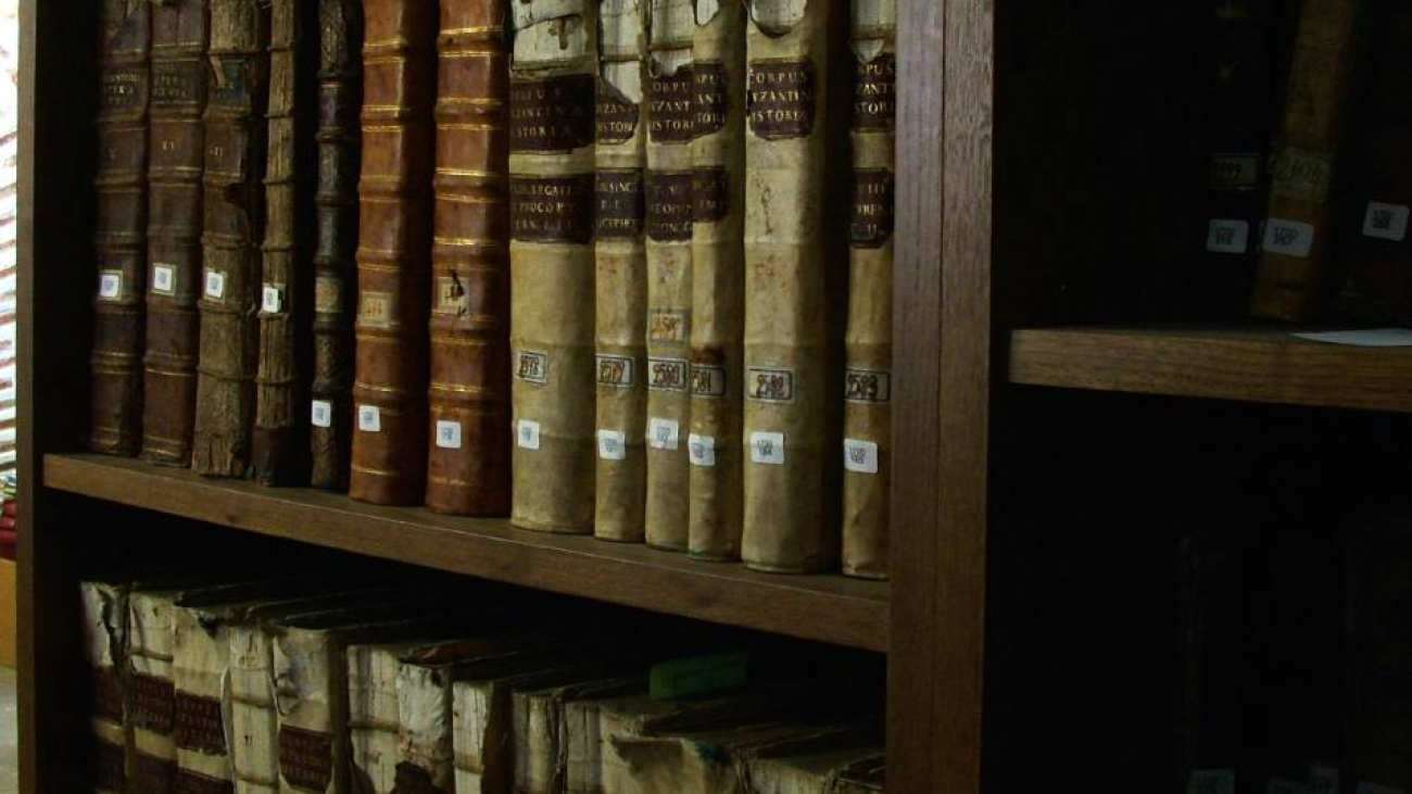 Τόμοι του 18ου αιώνα στη βιβλιοθήκη της Μονής.