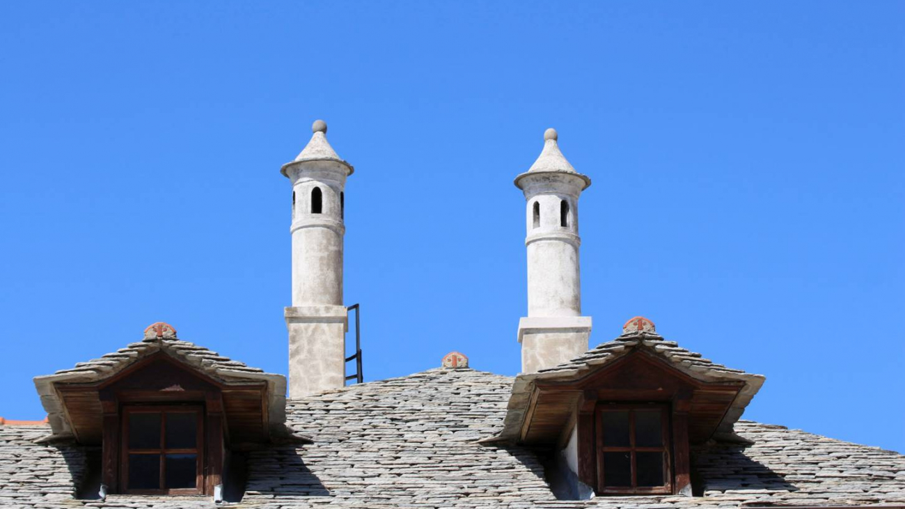 Παράθυρα σε παραδοσιακή αγιορείτικη στέγη και καμινάδες.